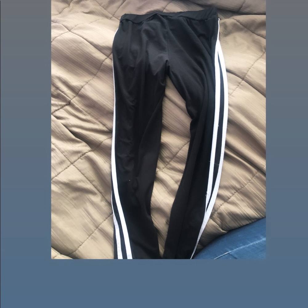 Soft black and white leggings 🥰